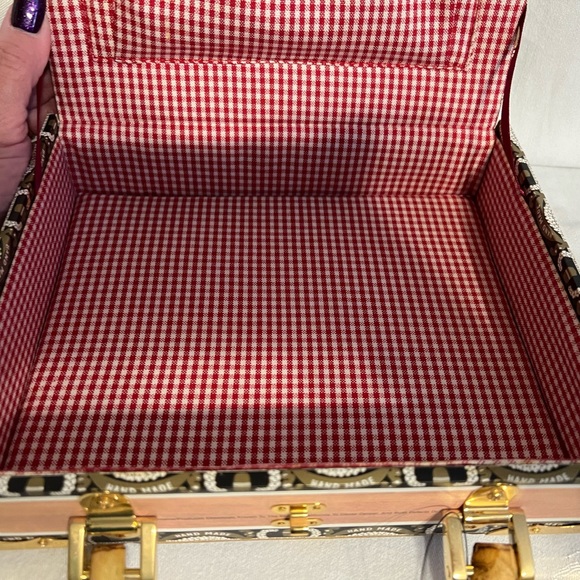 Genuine cigar box bag with two red and blue beaded parrots and beaded flowers - Picture 12 of 12